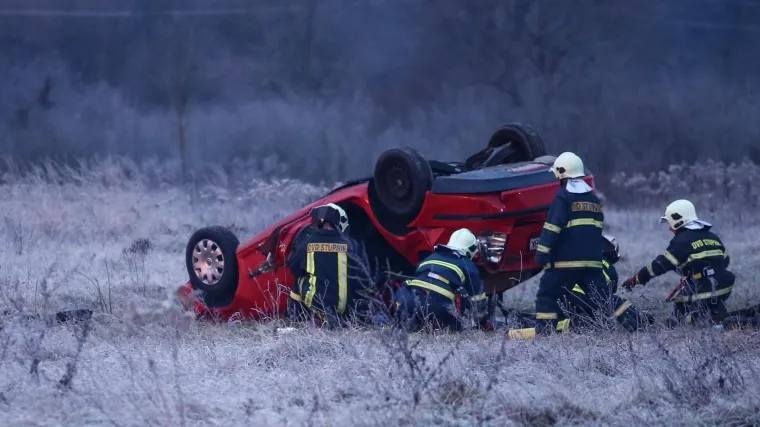 U slijetanju automobila s ceste poginuo mladić (19), prizori s mjesta događaja stravični