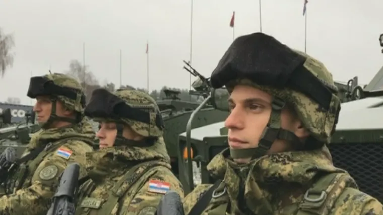 RTL s vojnikinjama i vojnicima koji čekaju Novu godinu na granici s Rusijom