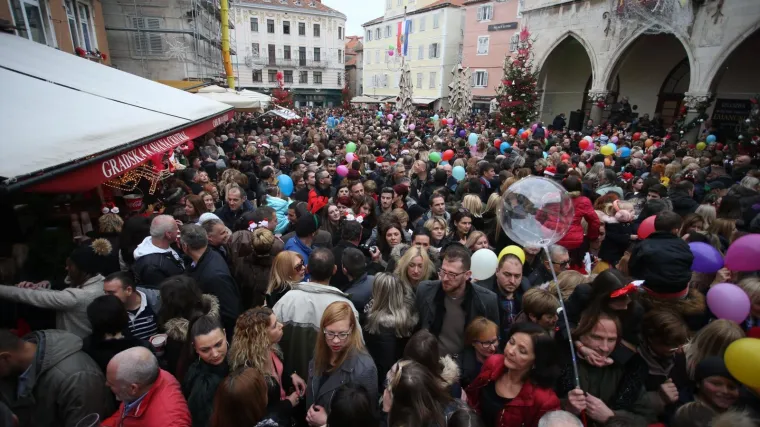 Velika fe&scaron;ta sprema se na splitskoj Rivi: nova godina već dočekana uz taktove valcera i umjetni snijeg