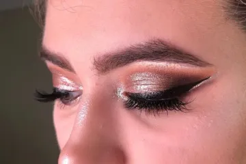 Smokey eyes dobile su zanimljivu verziju, onu sa šljokicama, a idealna je za novogodišnju noć