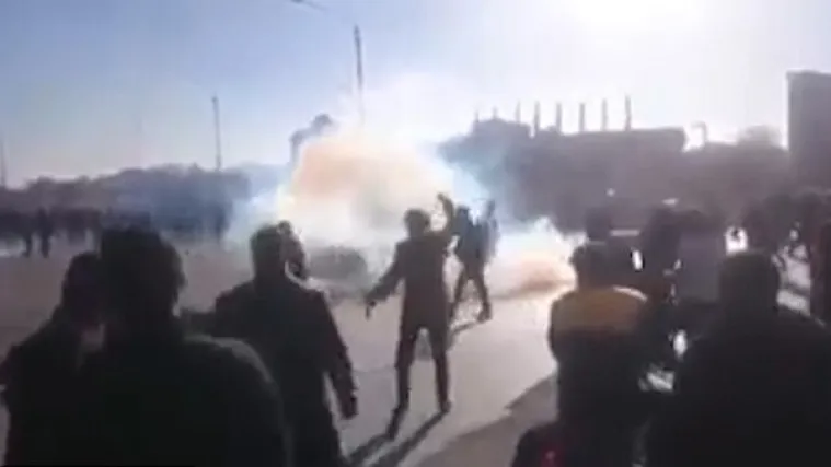 U sukobima s demonstrantima ubijen policajac