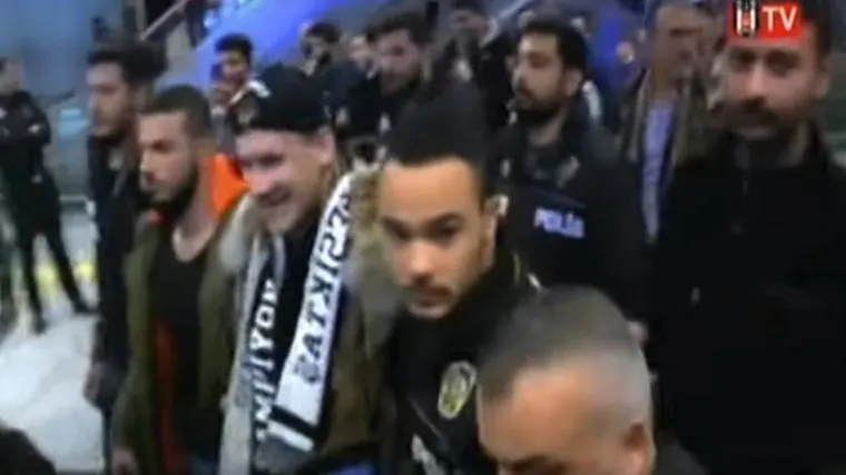 Vojska navijača dočekalo Hrvata u Istanbulu