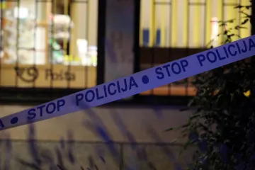 Maskirani muškarac prijeteći pištoljem opljačkao poštu, policajac ispalio hitac u zrak