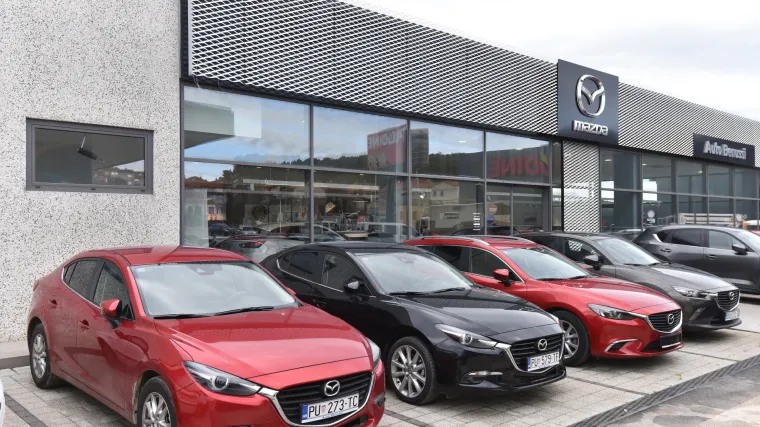 Nezabilježena pljačka u Puli: provalio u salon vozila i ukrao četiri Mazde