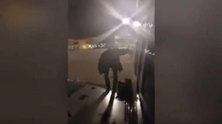 &Scaron;okirano osoblje poku&scaron;alo ga je zaustaviti: nestrpljivi putnik otvorio izlaz za nuždu u avionu pa odlučio izaći preko krila