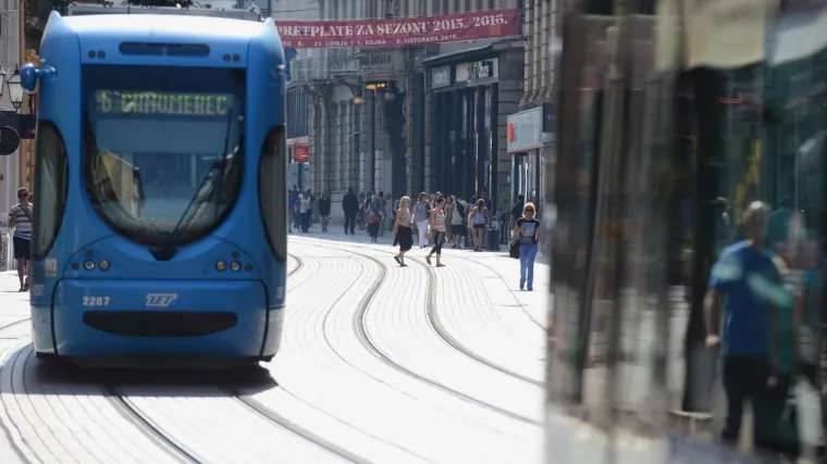 Automobil naletio na pje&scaron;aka u Ilici i odbacio ga na drugu stranu ulice: zavr&scaron;io na tramvajskim tračnicama
