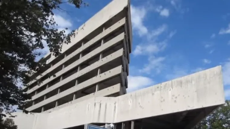 Dječak (15) koji je jučer pao sa zgrade Staklene banke, danas je u bolnici preminuo