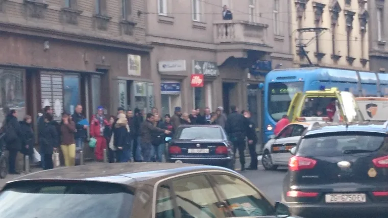 Žena od siline udarca završila na tramvajskim tračnicama na drugoj strani ulice