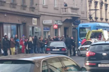 Žena od siline udarca završila na tramvajskim tračnicama na drugoj strani ulice