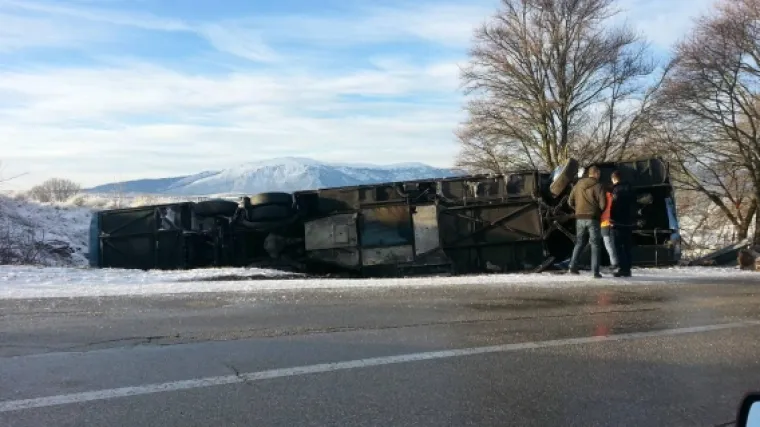 Hrvatski autobus sletio s ceste i prevrnuo se, ima ozlijeđenih