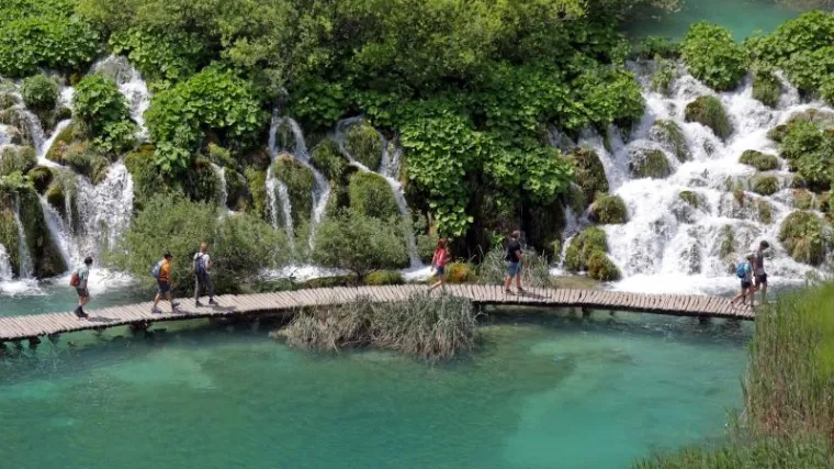 Plitvičkim jezerima ne treba političko prepucavanje: treba im hitna pomoć - jer prirodni dragulj zarađuje od turista, ali zbog njih se i - gu&scaron;i!