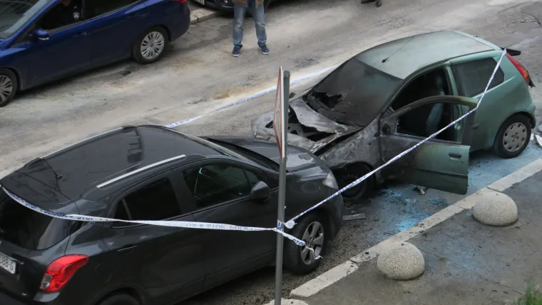 U Splitu gorjela dva automobila, intervenirali vatrogasci