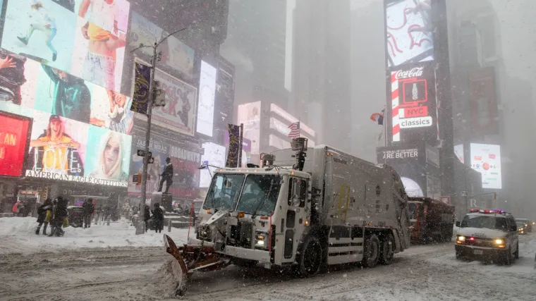 Snježna oluja na sjeveroistoku SAD-a zaustavila zračni promet: vlasti strahuju da bi najavljeni pad temperature mogao pogor&scaron;ati stanje