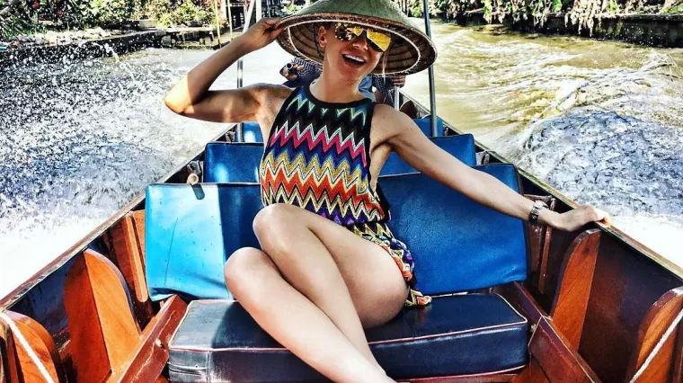 Na svakoj fotografiji su u prvom planu