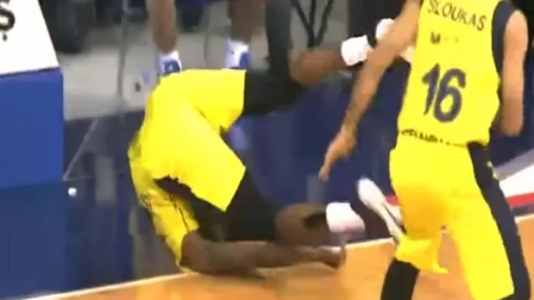 &Scaron;ok u dvorani, Nunnalya iznijeli na nosilima