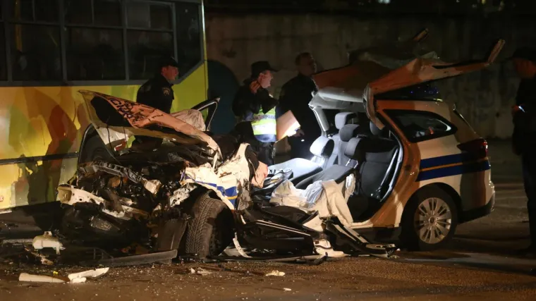 Policijski automobil podletio pod Prometov autobus
