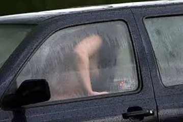 Bivšeg političara izdalo srce dok se seksao s ljubavnicom, golog ga pronašli u automobilu