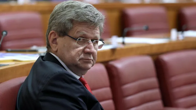 Za njim bi moglo otići čak 15 zastupnika?