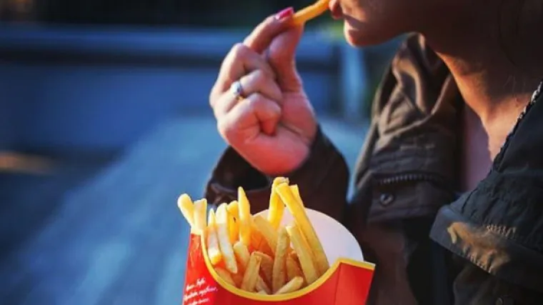 Žene masovno jedu pržene krumpiriće iz McDonald'sa nakon seksa iz ovog potpuno genijalnog razloga