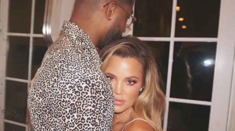 Khlo&eacute; Kardashian je ispričala kako je otkrila da je trudna i za&scaron;to je to tjednima skrivala od mame i sestara