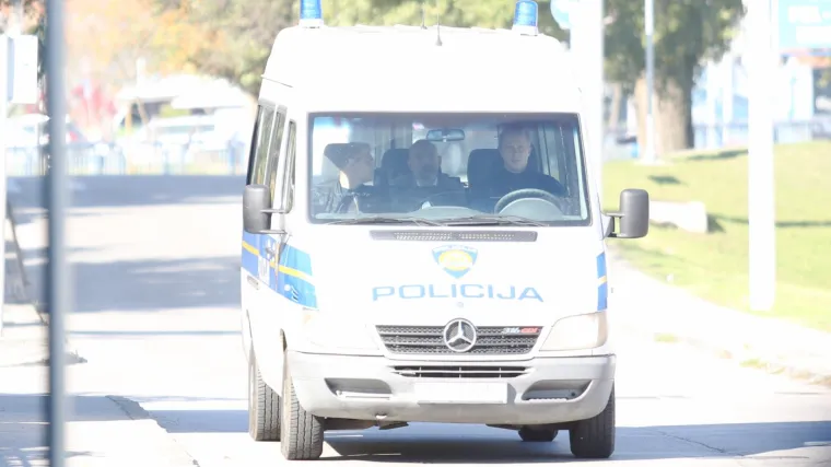 Policija na području Vrgorca uhitila dva bjegunca albanskog podrijetla, treći pobjegao u &scaron;umu