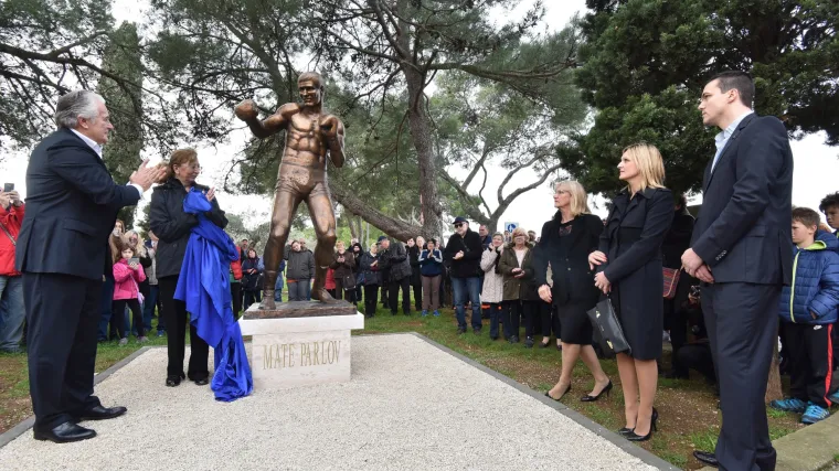 U Fažani svečano otkriven spomenik najboljem hrvatskom sporta&scaron;u 20. stoljeća, legendarnom boksaču Mati Parlovu