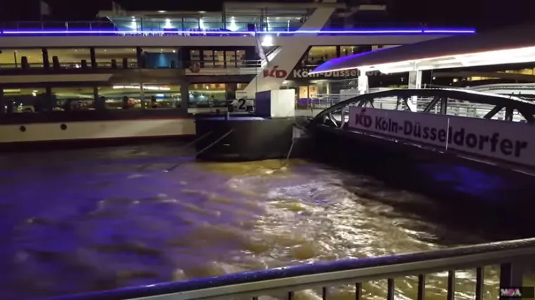 Obustavljen promet Rajnom, pripemljeno 40.000 vreća s pijeskom