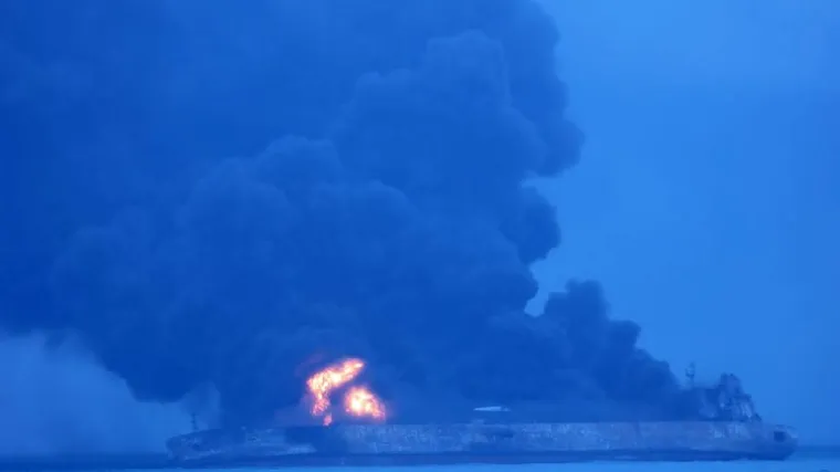 Iranski tanker pun nafte zapalio se nakon sudara s teretnim brodom, 32 osobe nestale