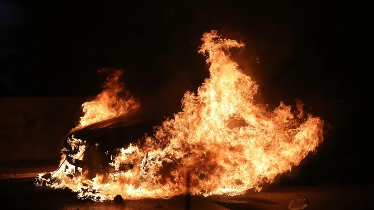Noćna buktinja: u Zadru plamen progutao BMW