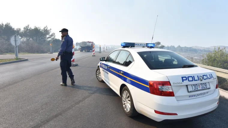U tijeku intenzivna potraga za trećom osobom koja je iskočila iz automobila za vrijeme policijske potjere u Vrgorcu