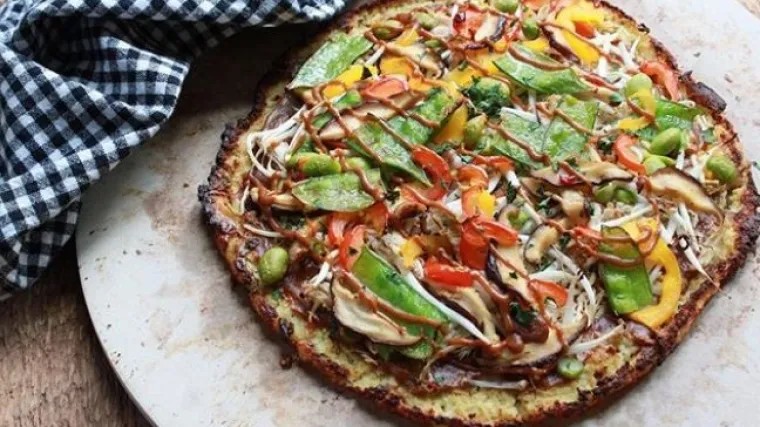 Željna si pizze, ali tijesto ti ide na živce? Kladimo se da će&scaron; obožavati pizzu bez bra&scaron;na, evo recepta