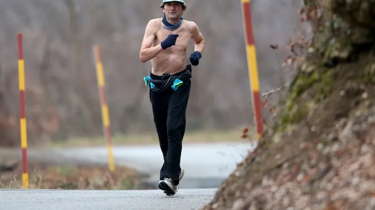 Gospodin koji se odlučio na trčanje bez majice privlačio je znatiželjne poglede planinara na zagrebačkoj Medvednici