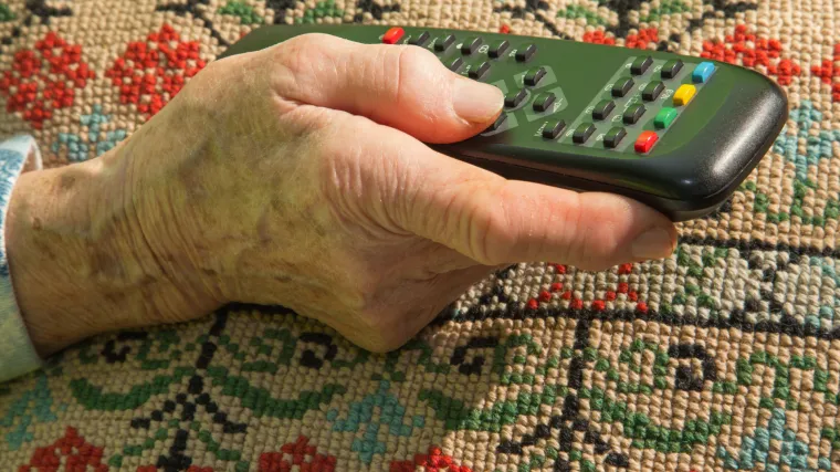 'Pametan pi&scaron;e, glup pamti': upute baki kako da se služi TV-om ne&scaron;to su najsimpatičnije &scaron;to smo u posljednje vrijeme vidjeli