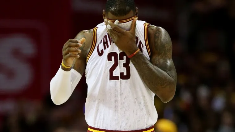 LeBron zaustavljen na za njega mizernim brojkama, Cavsi u jednom trenutku bili na -41