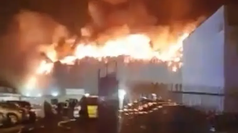 Buktinju gasilo stotinjak vatrogasaca, 'vatrene kugle' letjele 100 metara u zrak