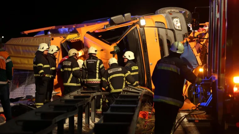 Direkt otkriva pozadinu božićne nesreće u kojoj je preminuo vozač ralice: HAC pre&scaron;utio da su umjesto posipavanja autoceste, njihovi djelatnici te noći satima pili u kafiću!