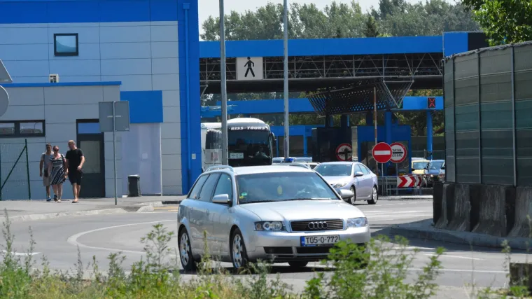 U zajedničkoj kontroli granice zaplijenjena velika količina mesa, sira i duhana