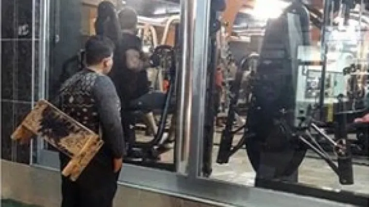 Dječak sa stolčićem za či&scaron;ćenje cipela čeznutljivo stajao pred dvoranom i sanjao o treninzima