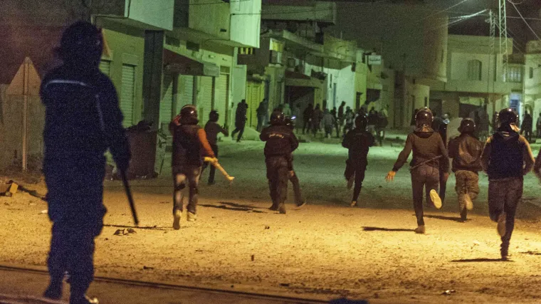 U Tunisu treća noć sukoba: vi&scaron;e od 300 uhićenja zbog krađa, podmetnutih požara i blokade cesta