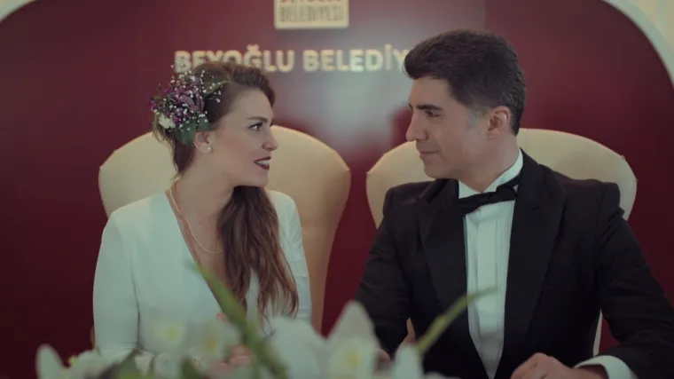 Nakon iznenadnog vjenčanja Sureja i Faruk dolaze u palaču (Istanbulska nevjesta)