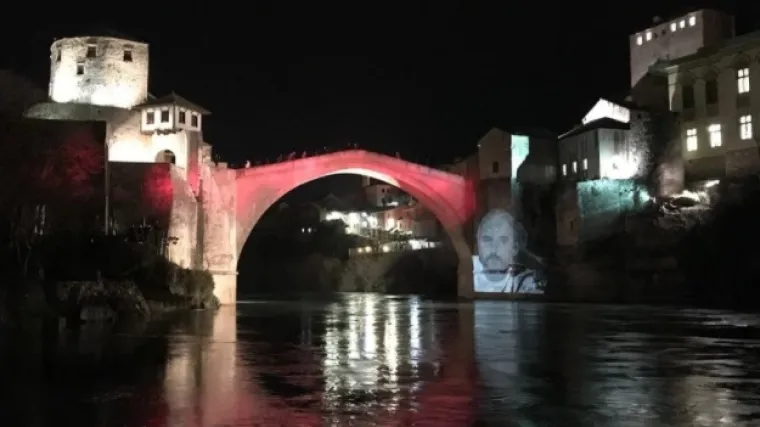 Stari most u Mostaru osvijetlili likom Predraga Lucića