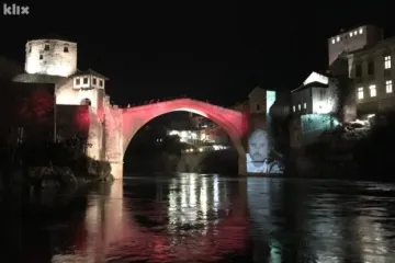 Stari most u Mostaru osvijetlili likom Predraga Lucića