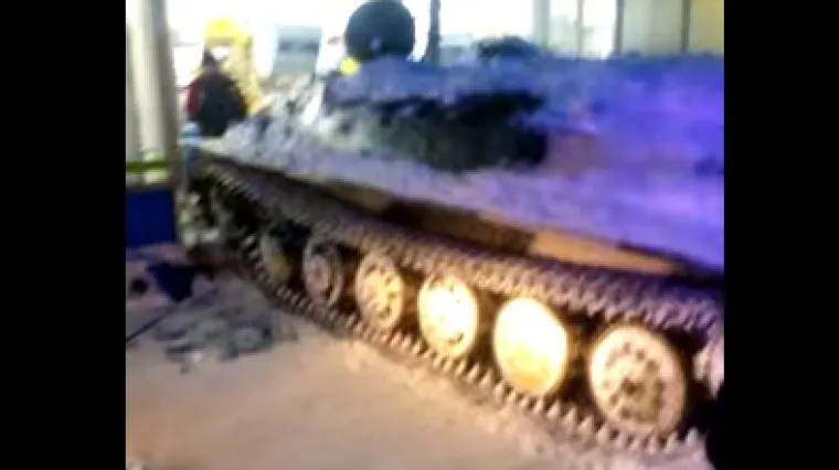 Uzeo oklopno vozilo pa se zaletio u trgovinu - doslovno