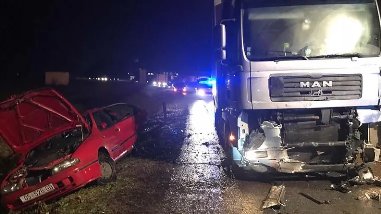 Dijete poginulo u stravičnom sudaru automobila i kamiona, majka i otac prebačeni u bolnicu
