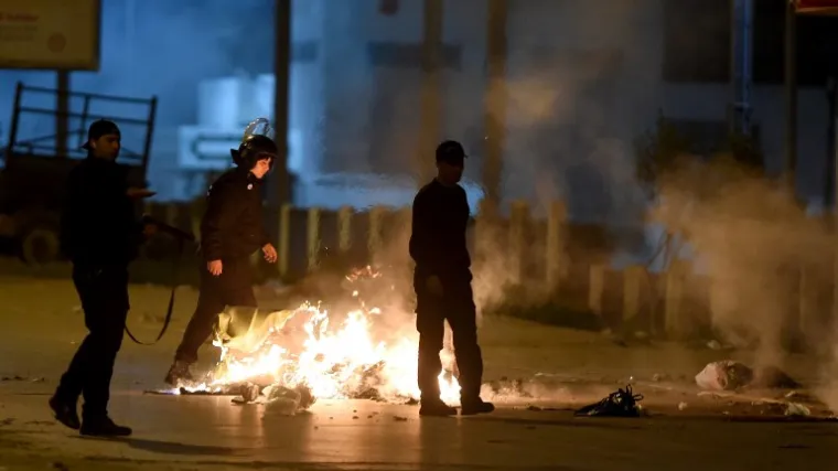 U Tunisu treća noć sukoba, vi&scaron;e od 300 uhićenja