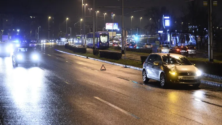 U te&scaron;koj prometnoj nesreći u Zagrebu poginula žena: automobil naletio na nju dok je prelazila cestu