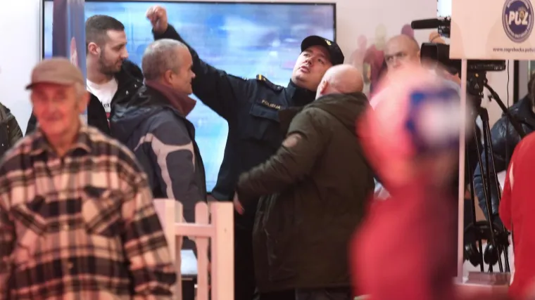 Pravi navijač: policijski službenik rasplesao se na ritmove Davorina Bogovića