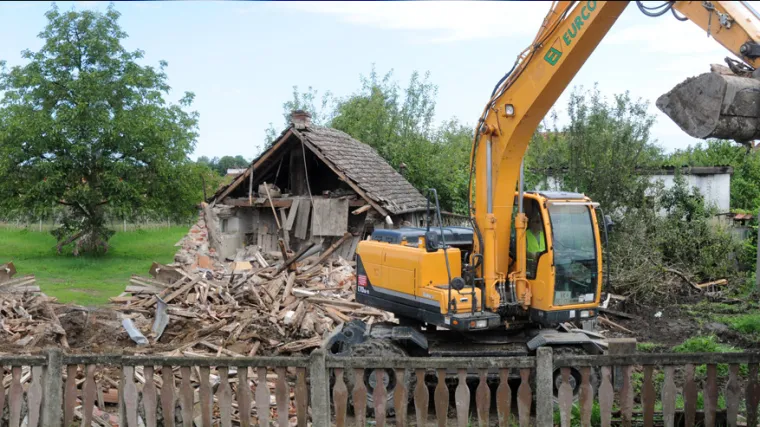 Bagerom sru&scaron;io temelj kuće srpskih povratnika: tvrdi da za to ima opravdani razlog