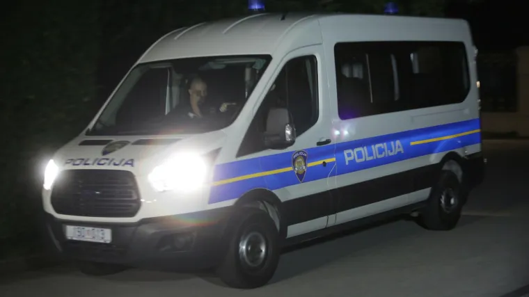 Policija uhitila dvojicu Hrvata u &scaron;vercu migranata: u tovarnom prostoru kombija bila i beba!