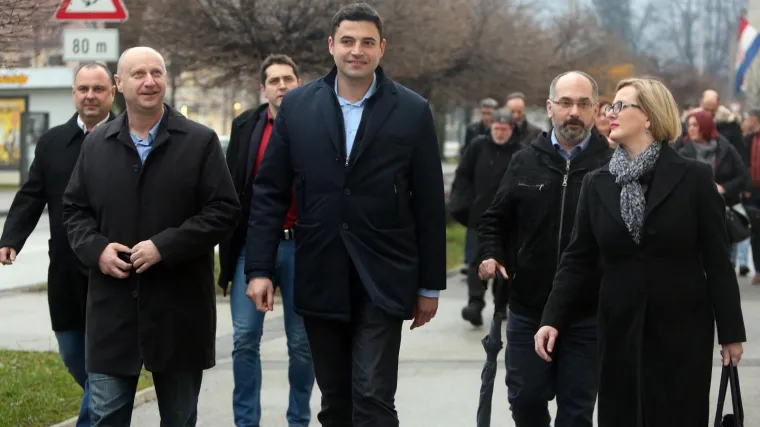 Žustro u Ogulinu: mno&scaron;tvo SDP-ovaca napalo Bernardića, najo&scaron;triji je bio Mrsić